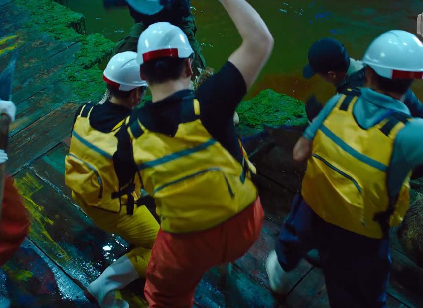 周星驰营造出滑稽荒诞的喜剧效果,周星驰喜剧风格解析