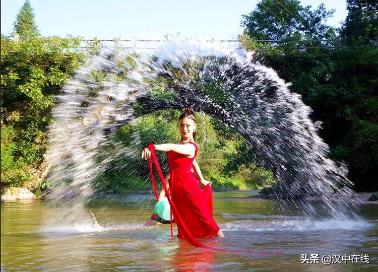 2020汉中水上表演,城固二里泼水