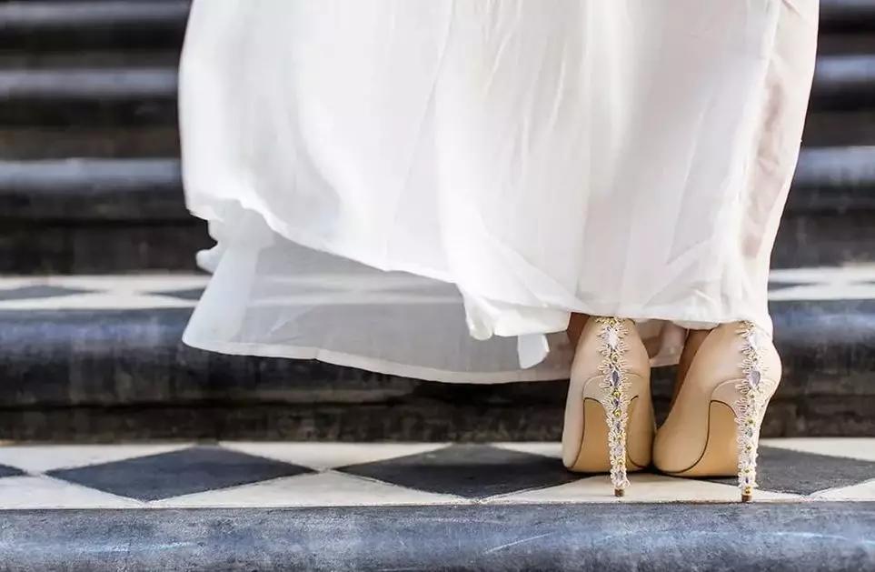 买了双白色高跟鞋，嫌太单调，稍加改造就美过新娘鞋，附教程