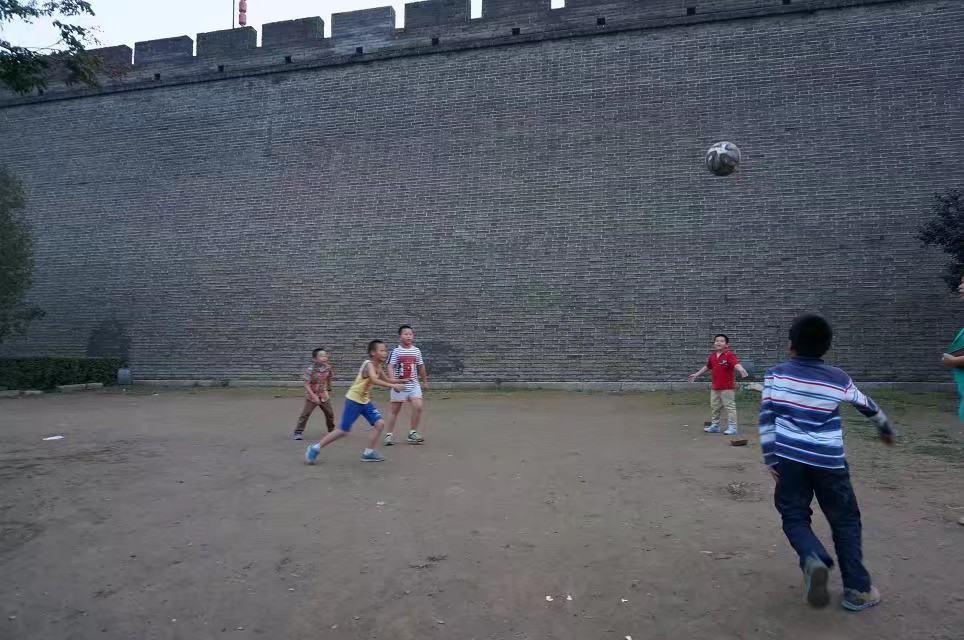 孩子和足球的故事绘画,孩子和足球球员