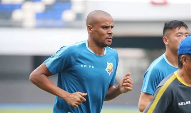 在中国踢满8年，保持队史最高出场纪录！他却说：上海房子太贵了