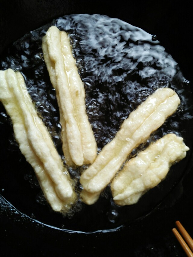 油条最好吃的做法根根蓬松,油条怎么做才酥脆好吃又简单