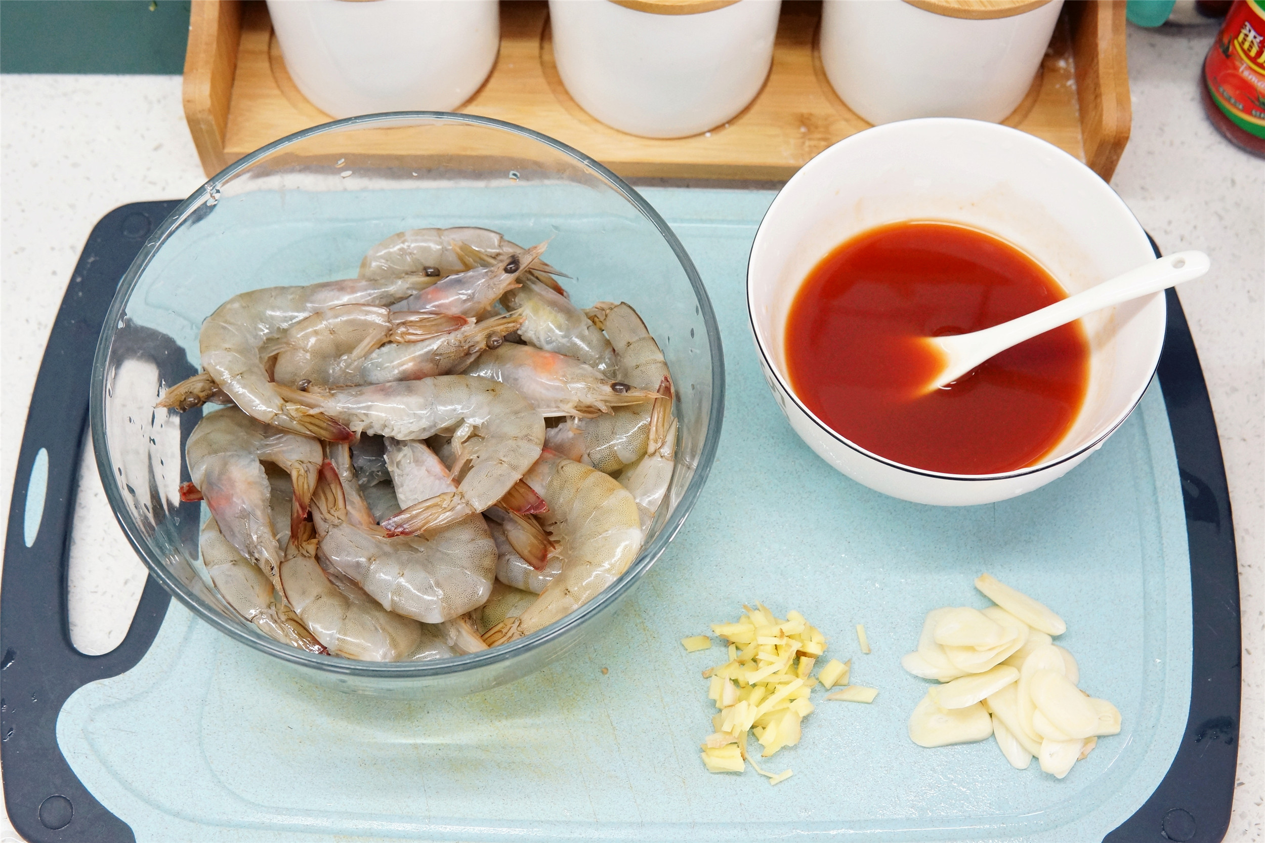 大虾保鲜保存要放水吗,大虾放冰箱怎样保鲜