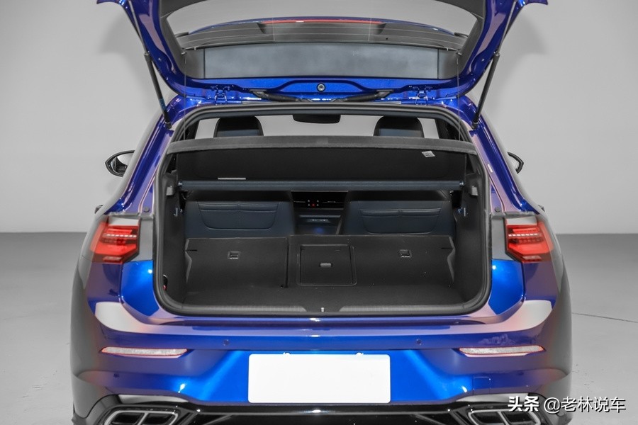 内饰沿袭老款车型设计,内饰变化