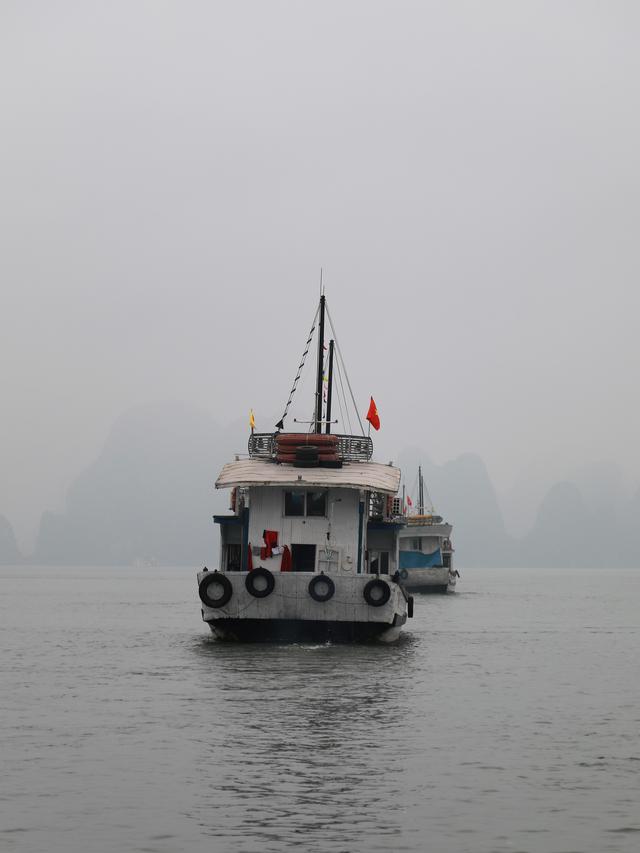 这里虽然风景如画人们生活的却很凄惨没日没夜的追着大船讨生活