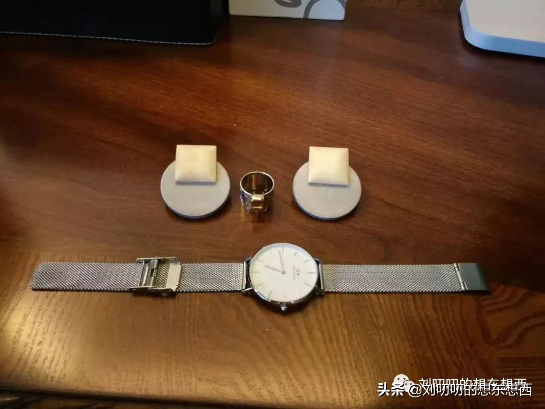 白t穿搭高级感西装,今年超级火的白t加西装外套