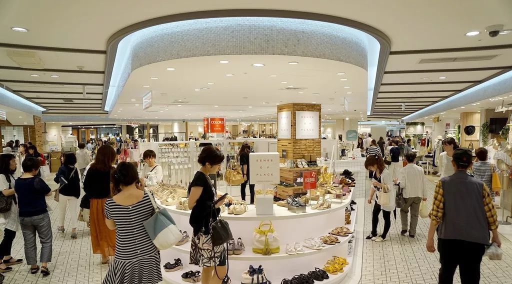游客都去逛百货商店了,日本人自己去了这里