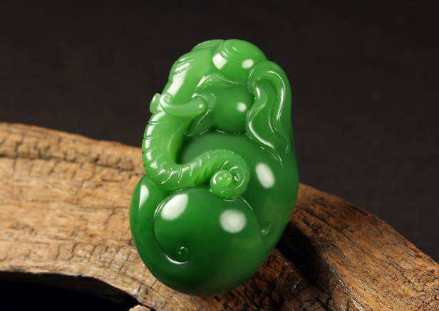 市价二三百块钱的玉镯是真玉石吗,克价超过黄金的文玩