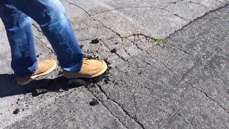 修马路不灌水泥，美国人直接用胶布，这是什么“智障”操作？