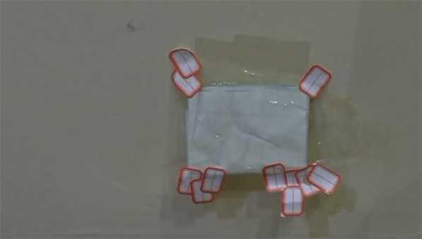 男子与女友酒店开房被*窥偷**半夜听到凿壁竟在墙壁上发现一个洞！