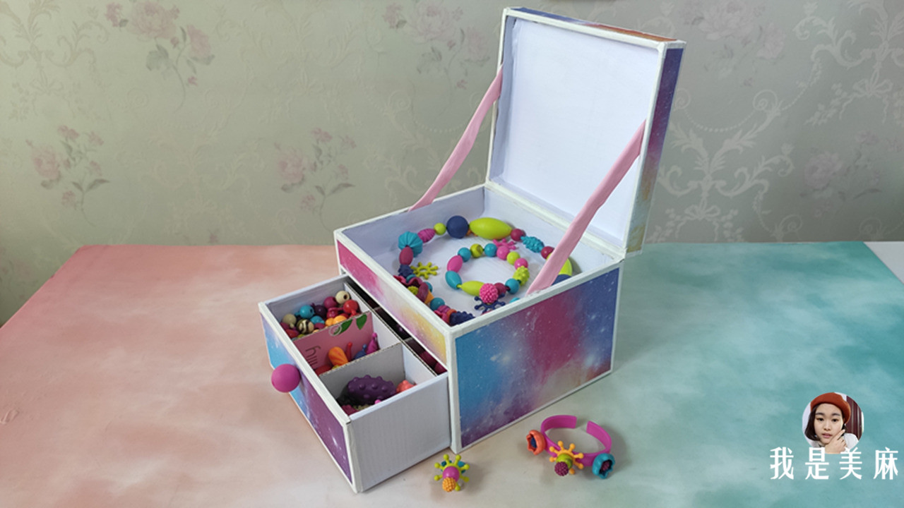 宝宝玩具用纸箱收纳,妈妈拿纸箱做玩具