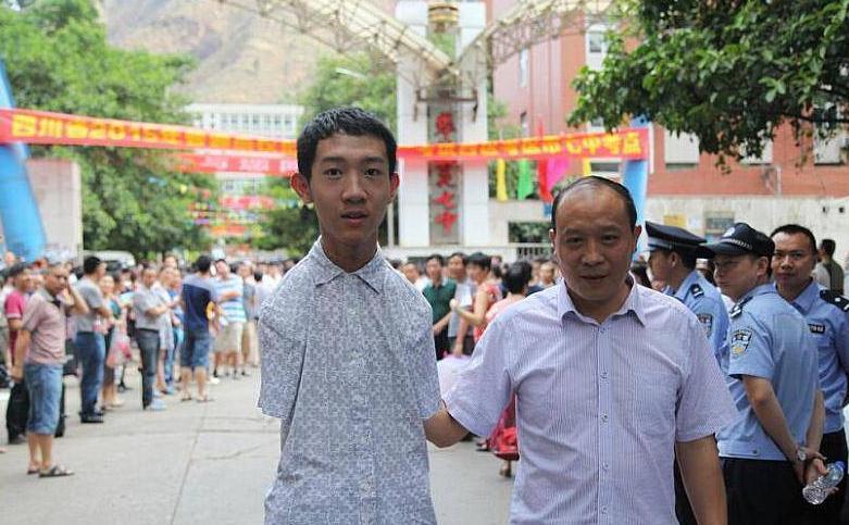 无臂少年彭超个人资料,无臂男孩彭超现状