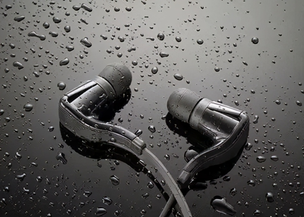 耳机进水了还能用吗怎么处理,耳机进水了是否还能正常使用