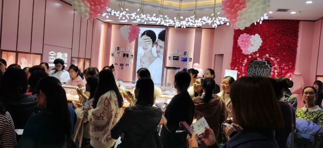 金鑫珠宝郑州永和铂爵店亮相，引数百名跑男排队代购