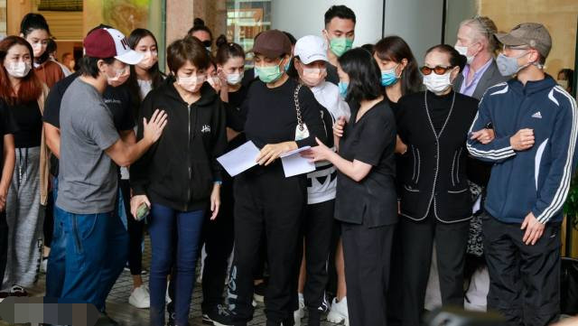 赌王挽联三太四太内容,赌王三位太太的挽联曝光了地位