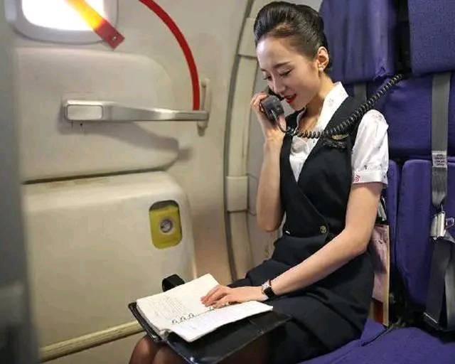 飞机有三种免费的服务，如果不主动要求，空姐也不会主动地提供