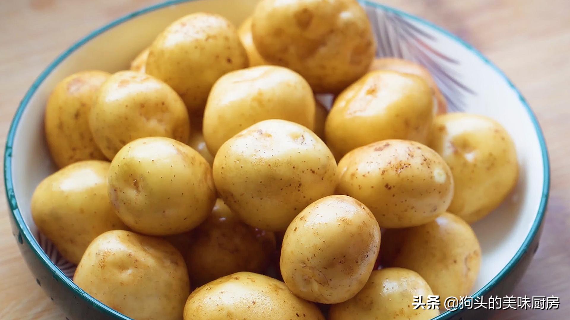 春天遇上土豆不要手软，多买些，不去皮不切块，整个上锅煮，真香
