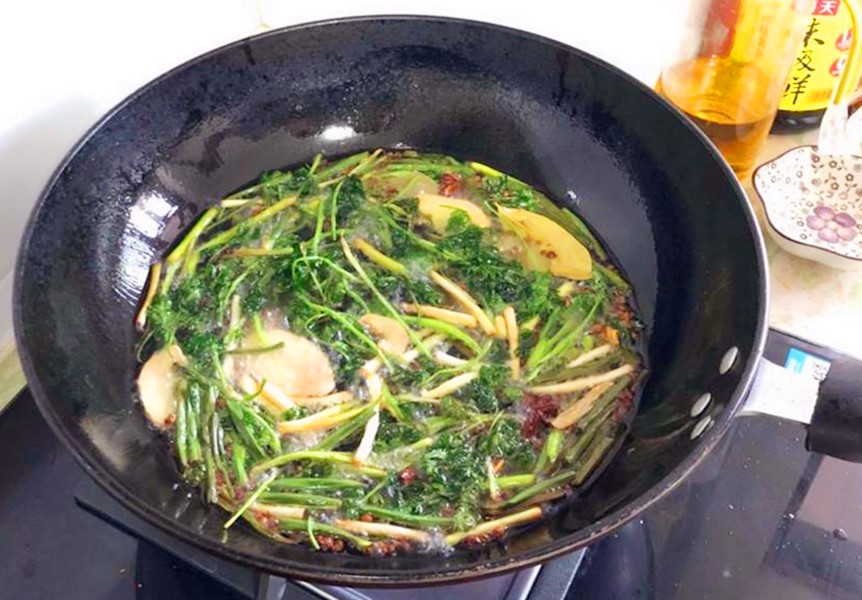 炸辣椒油发现油少了可以中途加吗,炸辣椒油不够能二次加油吗