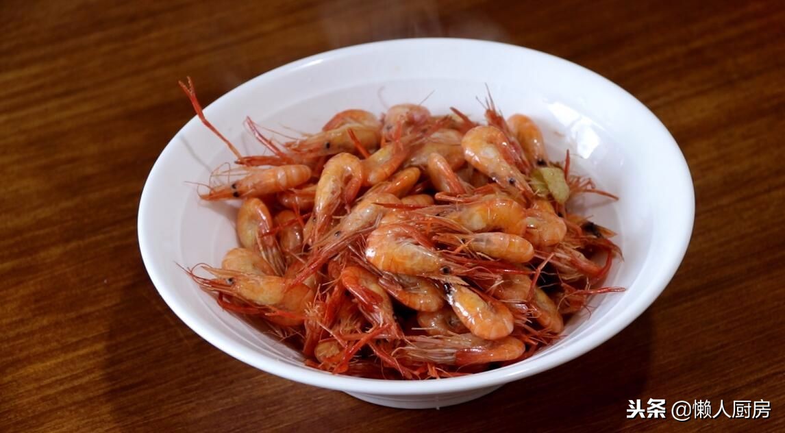 大白虾的虾尾怎么做,吃小河虾时如何留下完整的虾壳