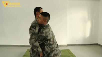 GIF|被背后抱腰怎么破？兵哥教你如何解脱并反击