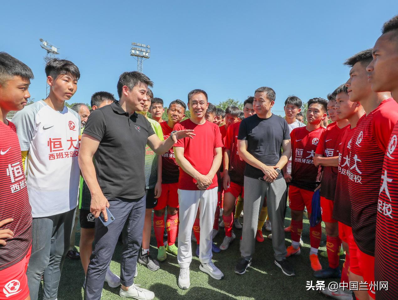 许家印马德里探班青训小球员持续大手笔投入为中国足球青训事业贡献力量