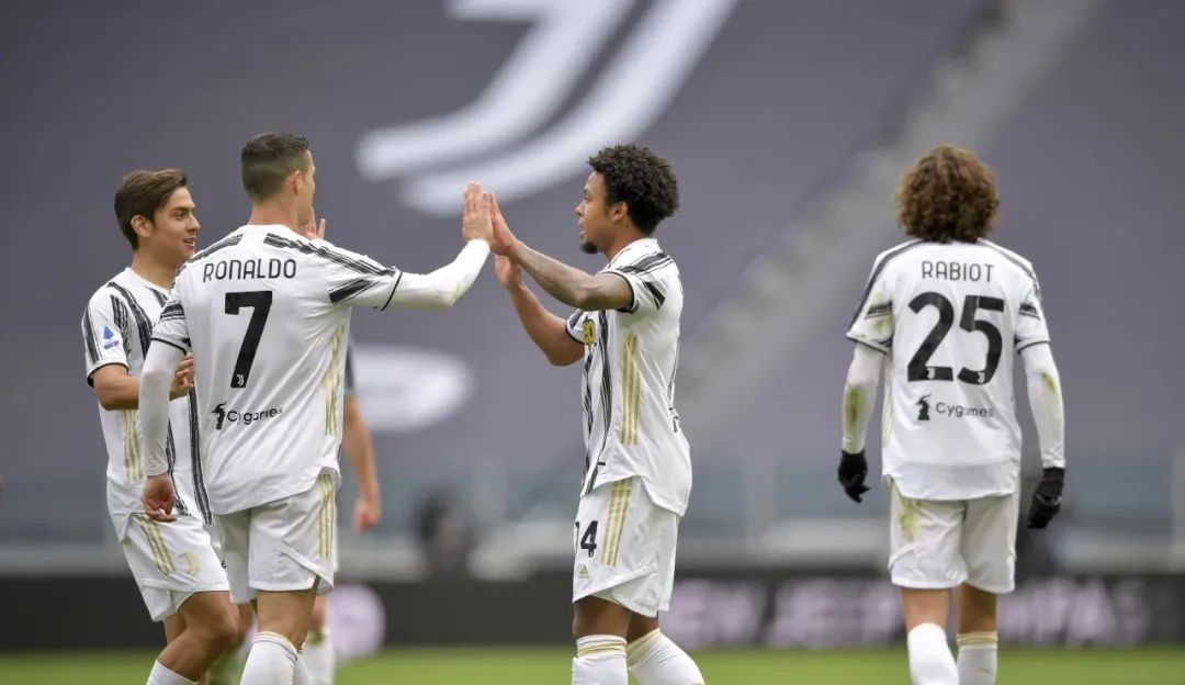 皮尔洛回应c罗批评,尤文教练皮尔洛讨论c罗