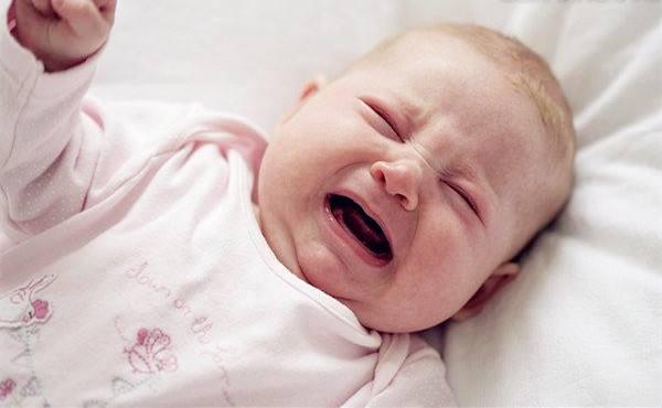 天惶惶地惶惶，我家有个夜哭郎，“夜哭郎”的宝宝，爸妈怎么办？