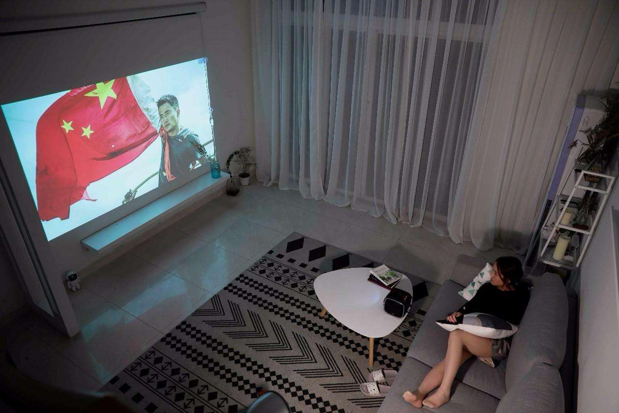 买超短焦投影仪还是100寸电视,超短焦投影仪客厅用推荐