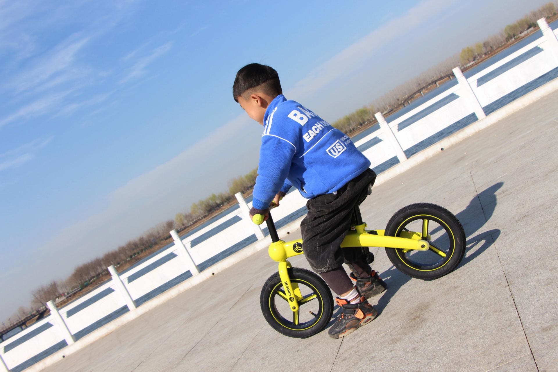 萌娃骑平衡车的视频,萌娃运动平衡车