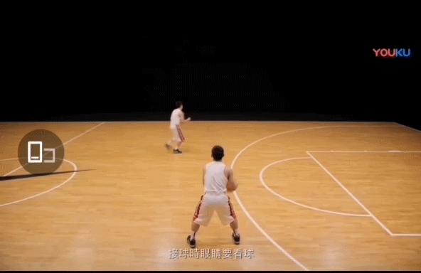 正确传球姿势教学胸前推传,传接球技术要领