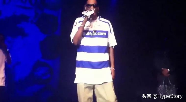 他是西海岸教父级的说唱歌手，也是足球圈最拽的球衣狂魔