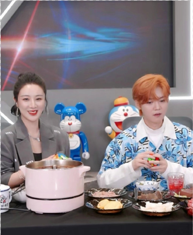 鹿晗秒变吃播，赞美最帅的男艺人是成龙，透露拍大片超帅的秘笈