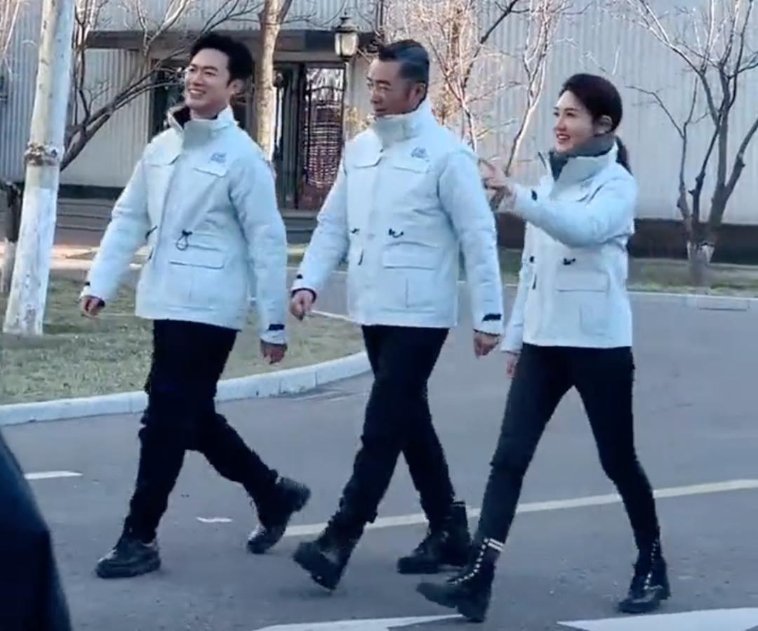 任鲁豫与康辉照片对比,康辉任鲁豫国家主持人方队