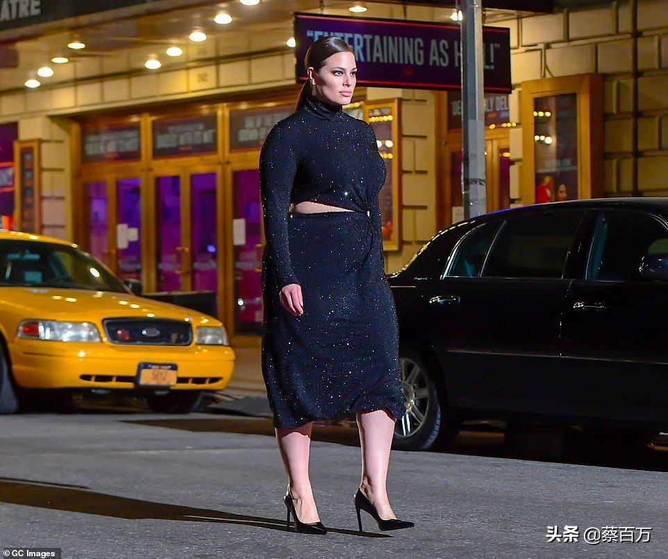 贝拉哈迪德伊莲娜走秀,伊莲娜贝拉三人走秀