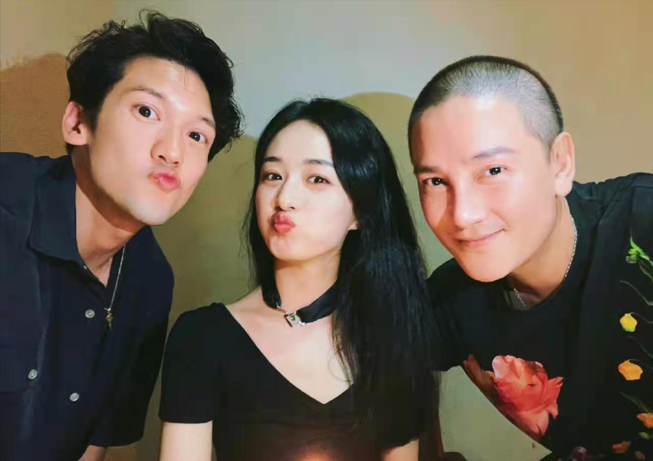 赵丽颖晒与关智斌丁子峻合照,丁子峻关智斌赵丽颖做客访谈视频