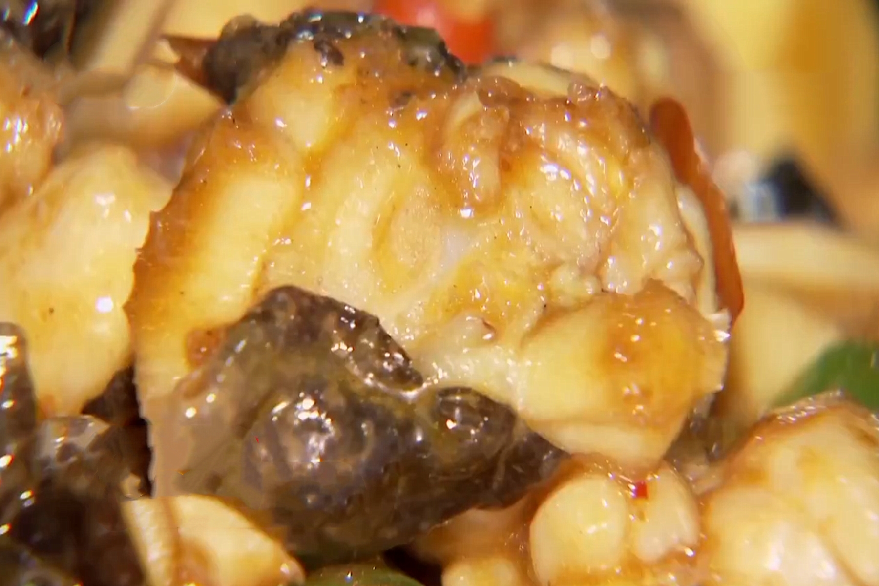 四川小伙被蛇咬在家休养赚3000万,男子被蛇咬后终身残疾