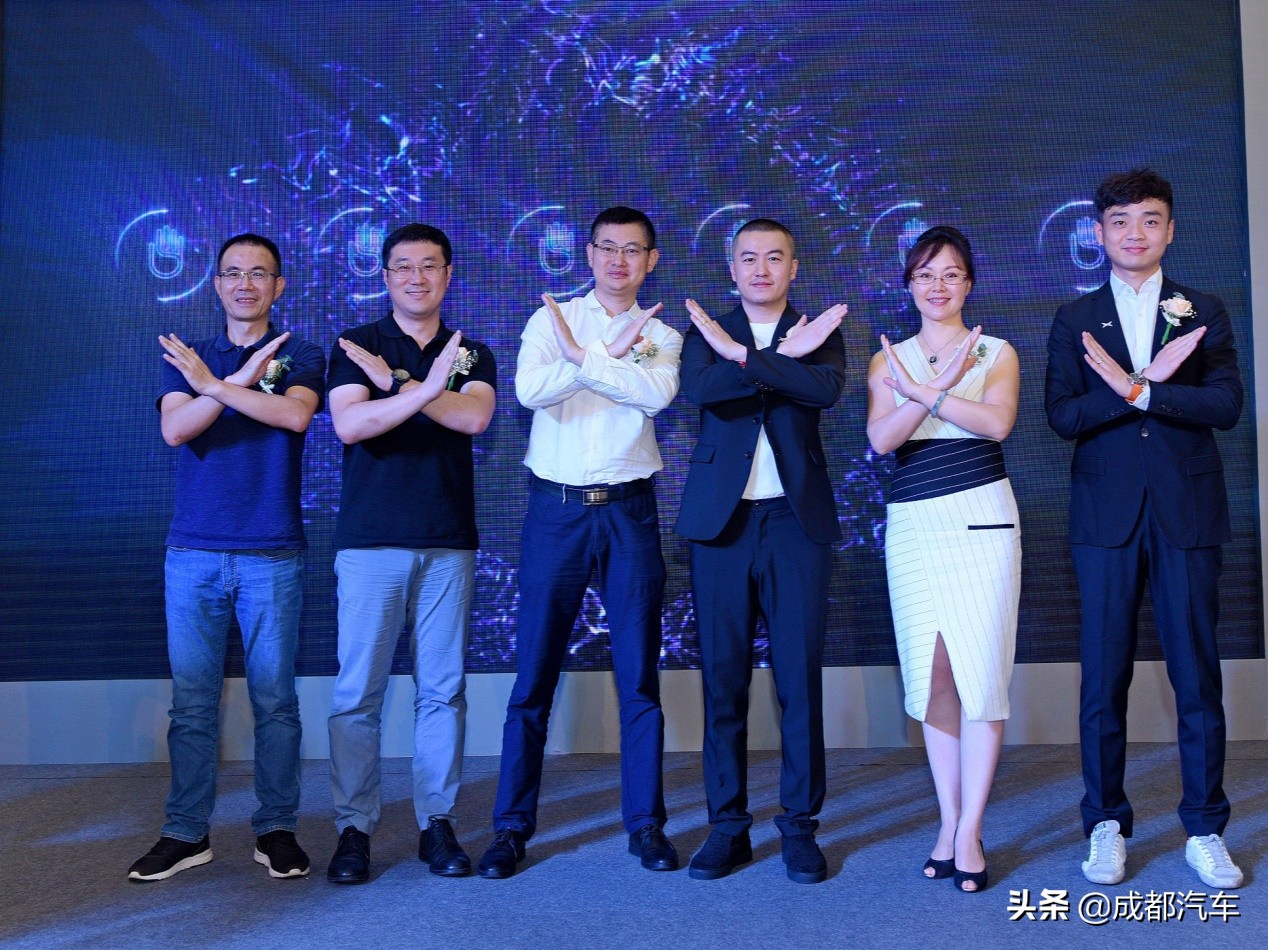 小鹏宏羽,小鹏牵手成功的视频