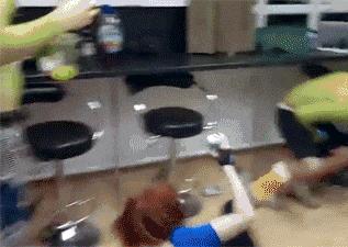 我在学校超市买了一包南京煊赫门收了我19块,我该怎么举报