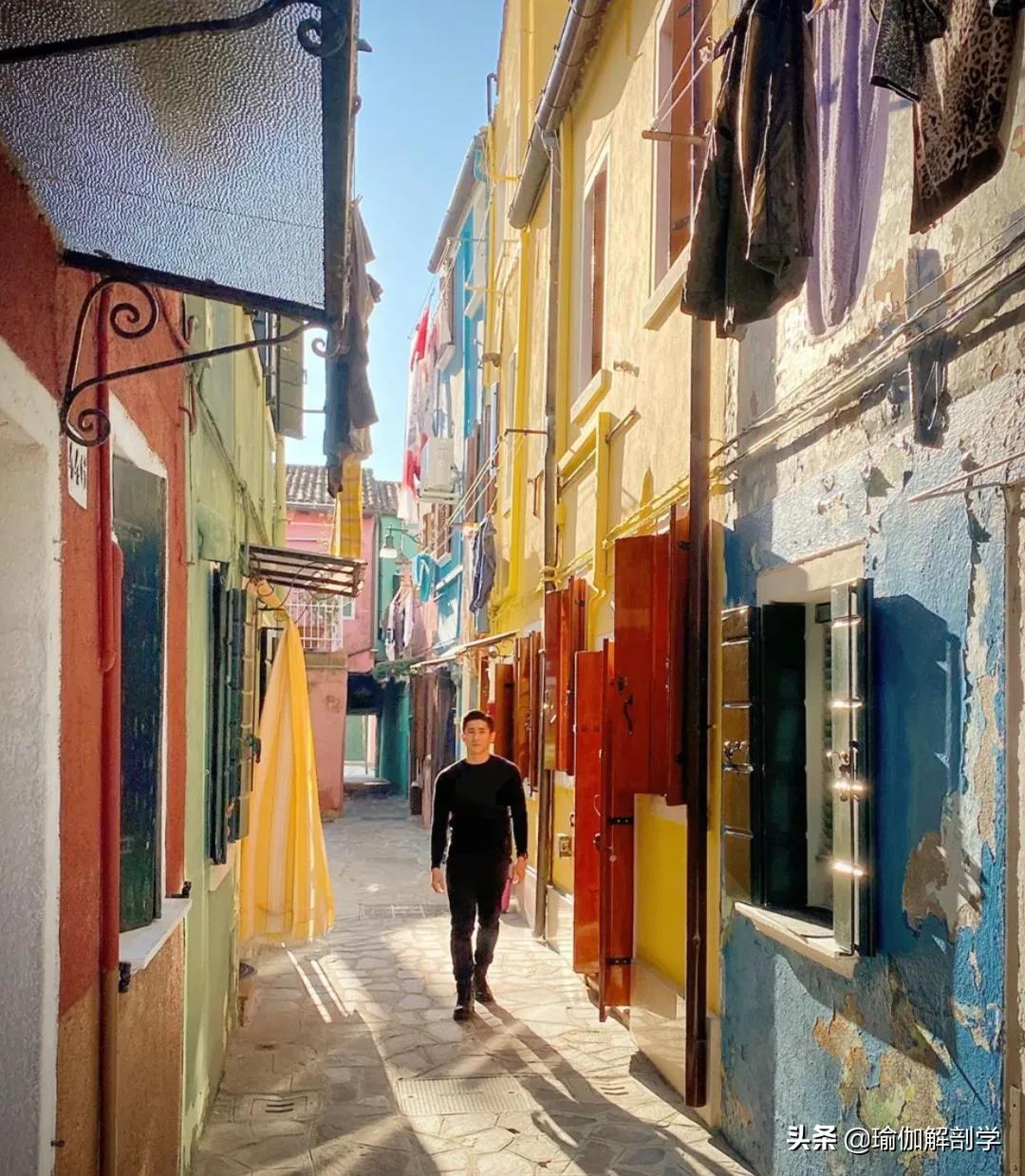 自律练瑜伽的男士,坚持练习瑜伽的男人刚柔并济