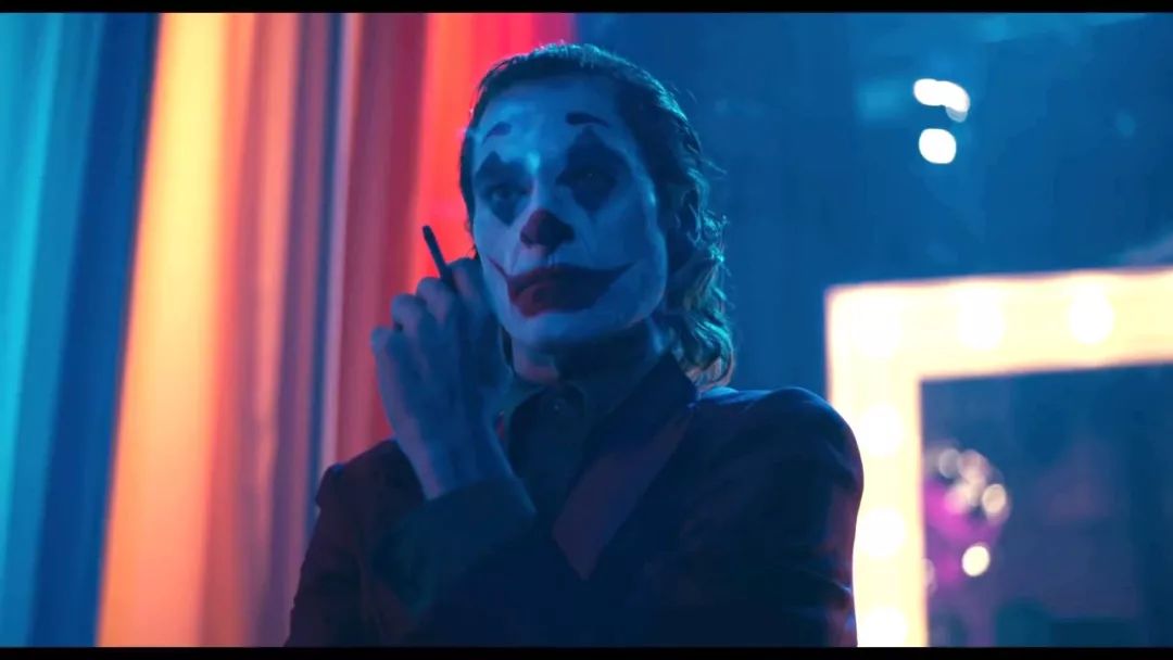 小丑口碑大爆豆瓣评分9,dc新片小丑首曝预告风格黑暗