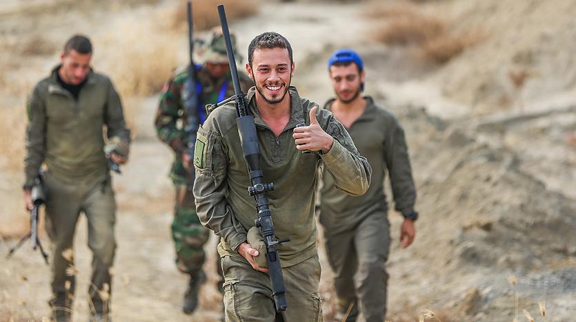 真正的*击狙**手不打头？为何*击狙**手要瞄准胸部，警察却要一枪爆头？