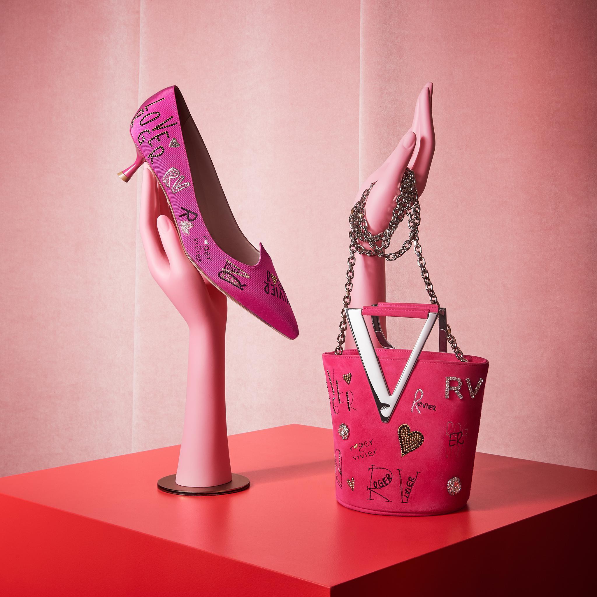 迪丽热巴造型黑色抹胸长裙,迪丽热巴蓝纱裙造型走路