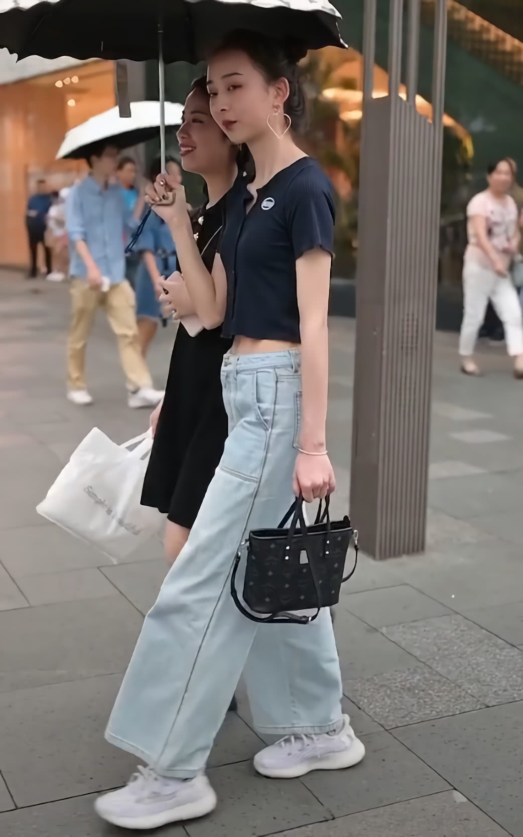 mcm印花版菜篮子包包,mcm包包菜篮子和双肩包哪个更通勤