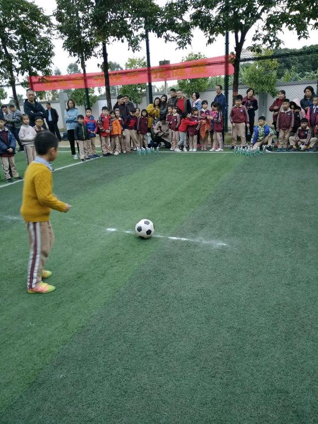 家里有个爱踢球的葫芦娃,喜欢踢球的小朋友