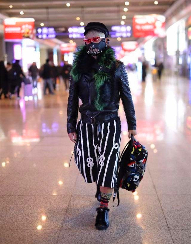 陈志朋真够了，一身宽松穿成“200斤胖子”，戴红色口罩吸睛惹眼