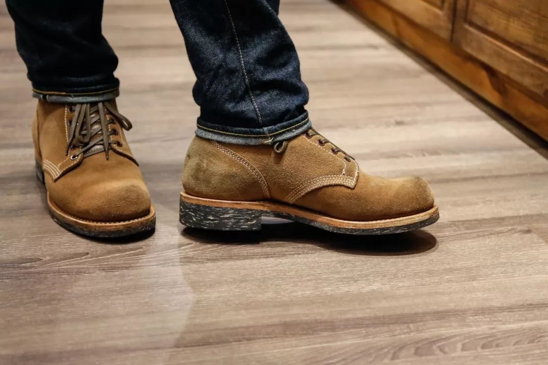 冬天又暖和又软适合穿的靴子,冬天最适合穿的靴子是什么颜色