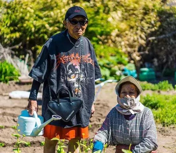 大爷一夜之间变成帅哥,农村大爷变型男