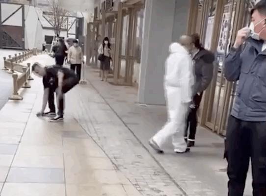 外籍男子拒戴口罩辱骂保安,一外籍男子拒戴口罩攻击防疫人员