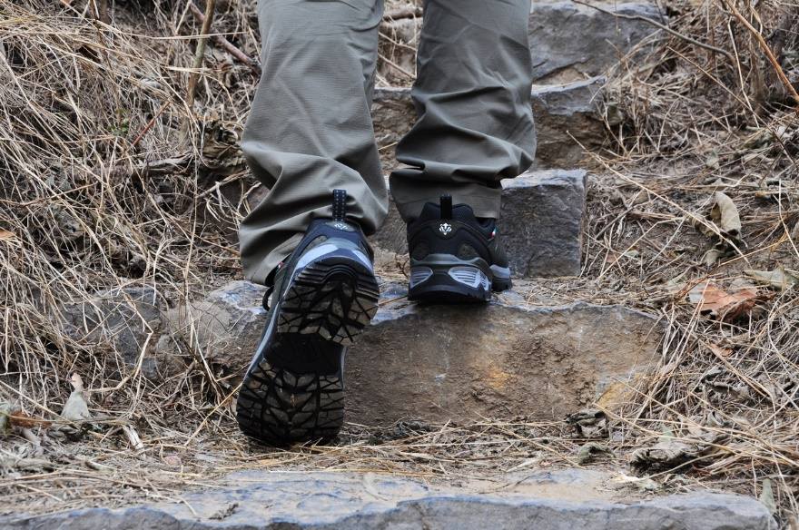 senselead跟绿巨人是一个牌子吗,绿巨人徒步鞋测评