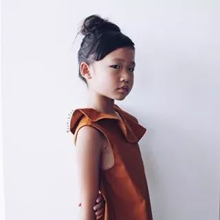 9岁小姑娘滑板视频,9岁滑板女孩